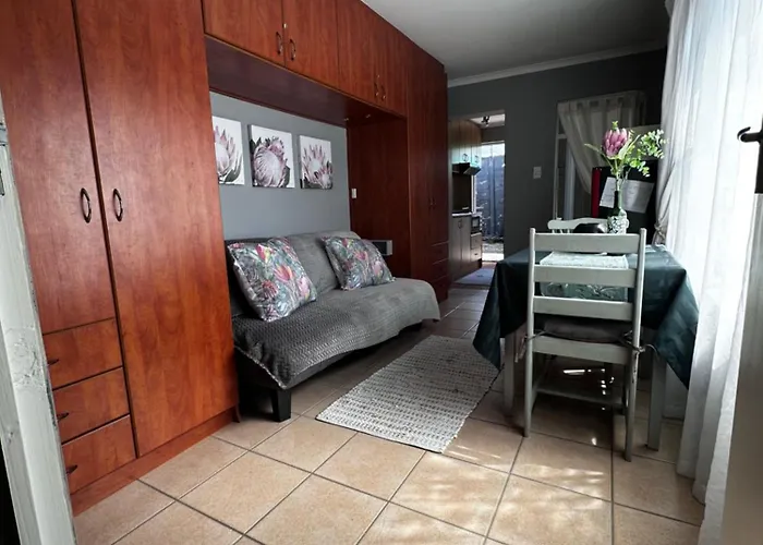 Chezbelle, Self-Catering 2 Sleeper In Constantia With Self Check-In